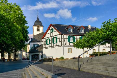 Rathausplatz mit Fachwerkhaus und Kirche