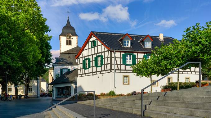 Rathausplatz mit Fachwerkhaus und Kirche