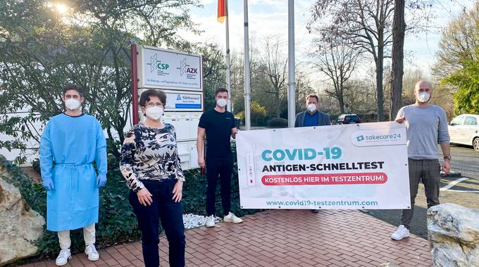 v.l.n.r. Philipp Fischer (Mitarbeiter Testzentrum), Dr. Ulrike Buschmeier (Geschäftsführerin AZK), Timo Bollé (Projektleiter), Bürgermeister Lutz Wagner und Tobias Cronenberg (Projektleiter) beim Start des ersten Corona-Schnelltestzentrums im Arbeitnehmer-Zentrum in Königswinter.