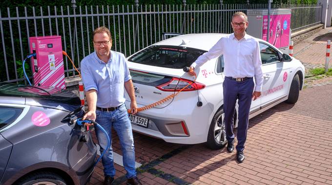 Bürgermeister Lutz Wagner und Bruno Jacobfeuerborn, Geschäftsführer der Telekom-Tochter Comfort Charge GmbH an der E-Ladesäule in der Meerkatzstraße Königswinter Bürgermeister Lutz Wagner und Bruno Jacobfeuerborn, Geschäftsführer der Telekom-Tochter Comfort Charge GmbH an der E-Ladesäule in der Meerkatzstraße Königswinter