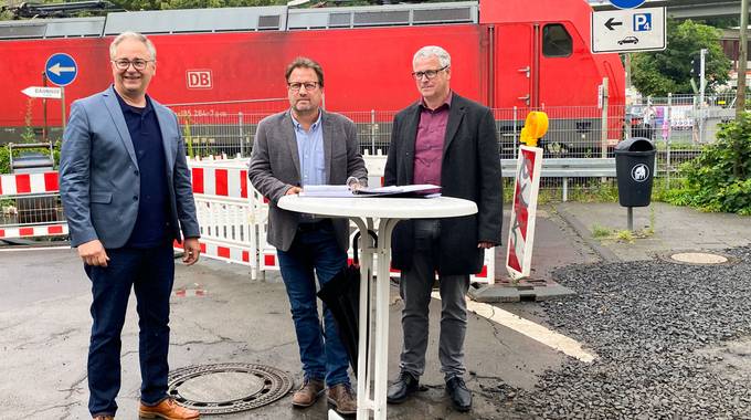 Technischer Dezernent Theo Krämer, Bürgermeister Lutz Wagner und Albert Koch, Geschäftsbereichsleiter Tief- und Gartenbau, bei der Unterzeichnung der Vereinbarung Technischer Dezernent Theo Krämer, Bürgermeister Lutz Wagner und Albert Koch, Geschäftsbereichsleiter Tief- und Gartenbau bei der Unterzeichnung der Vereinbarung