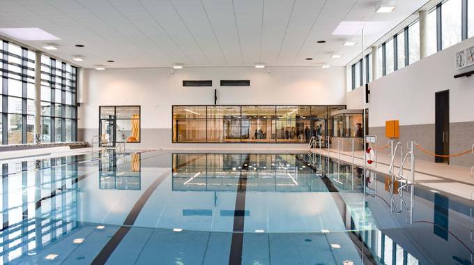 Schwimmhalle im neuen Hallenbad Schwimmhalle im neuen Hallenbad