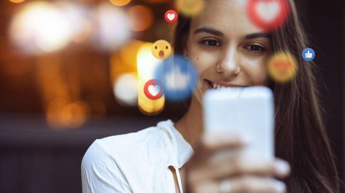 Jugendliche am Smartphone © PhotoPlus – stock.adobe.com AdobeStock 292633042 PhotoPlus+ low