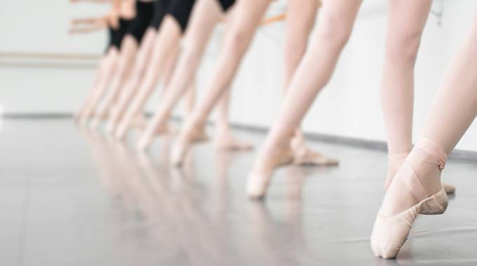 Eine Reihe von Ballettschülern in Spitzenschuhe im Ballettunterricht.