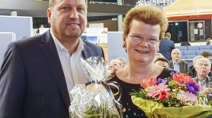 Bürgermeister Lutz Wagner und eine der Preisträgerinnen Anja Krall