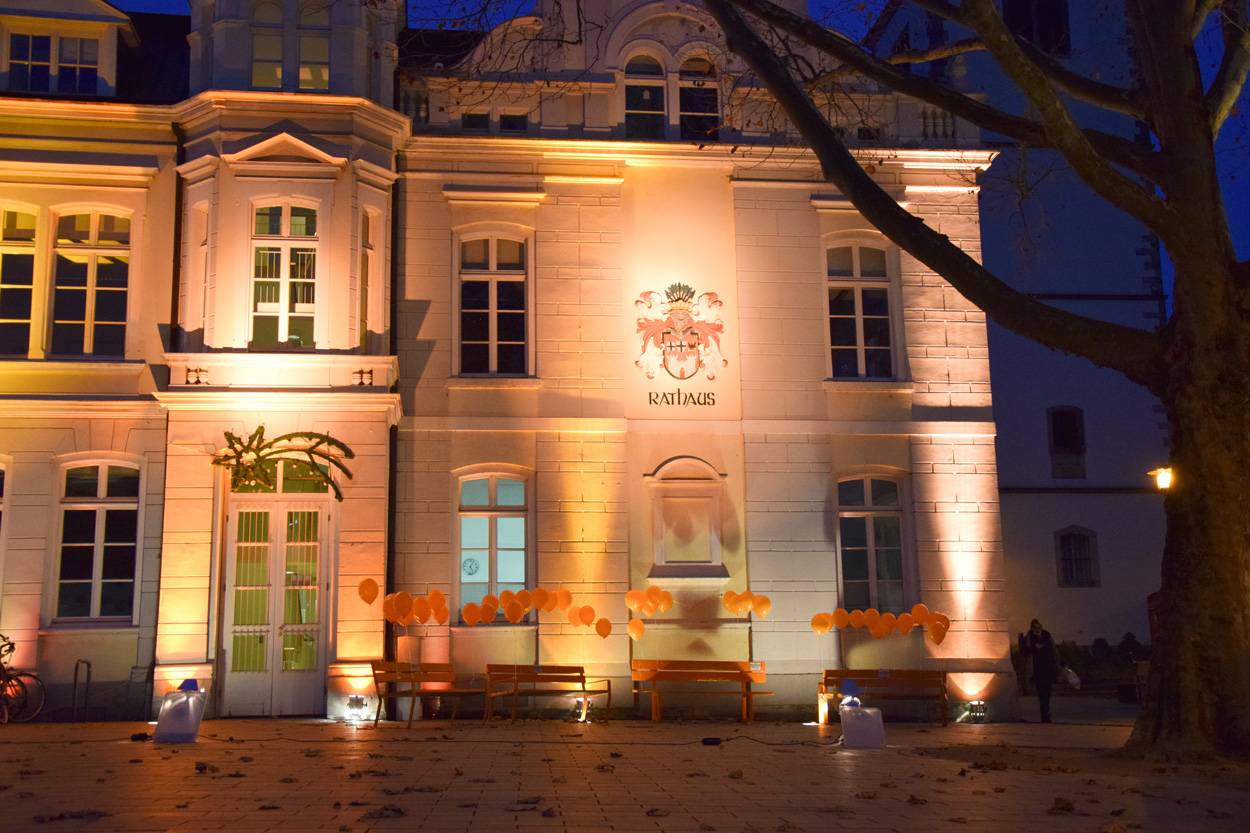 Rathaus Königswinter, orange beleuchtet