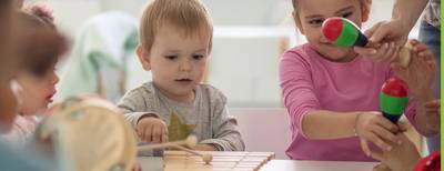 Kleinkinder im Kurs bei der musikalischen Früherziehung