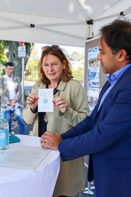 Vorstellung des "Aktionsprogramm Fahrradmobilität" durch die Mobilitätsmanagerin und den Techn. Beigeordneten Rheinradweg3BA AktionsprogrammAufkleber