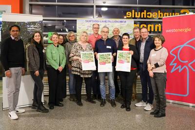 Bürgermeisterin Heike Jüngling (3.v.li.), Projektleiterin Klimaschutzmaßnamen Melina Dülberg (2. v. li.) und Technischer Beigeordneter Fabiano Pinto (li.) freuen sich über das herausragende Engagement der Preisträgerinnen und Preisträger in Sachen Klimaschutz. © Stadt Königswinter/Pressestelle Die Preisträgerinnen und Preisträger zusammen mit Vertretern der Stadtverwaltung und westenergie