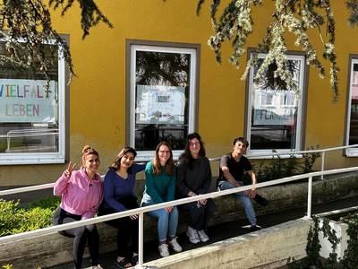 Gemeinsam mit den Bewohner:innen haben Mitarbeitende der Stadtverwaltung Blumenkästen bepflanzt und frühlingshafte Kunstwerke gemalt. © Stadt Königswinter 5 gruppe