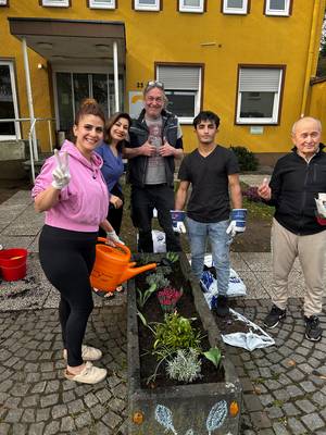 Gemeinsam mit den Bewohner:innen haben Mitarbeitende der Stadtverwaltung Blumenkästen bepflanzt und frühlingshafte Kunstwerke gemalt. © Stadt Königswinter 4 Pflanzen
