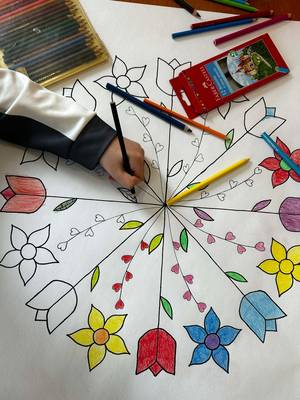 Gemeinsam mit den Bewohner:innen haben Mitarbeitende der Stadtverwaltung Blumenkästen bepflanzt und frühlingshafte Kunstwerke gemalt. © Stadt Königswinter 2 Bild