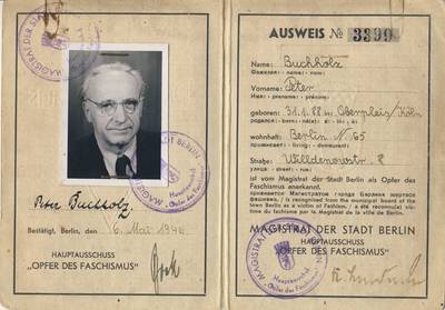Aufgeklappter Ausweis mit Bild