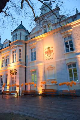 Das Rathaus wurde zum Internationalen Tag gegen Gewalt an Frauen auch in Königswinter in Orange beleuchtet