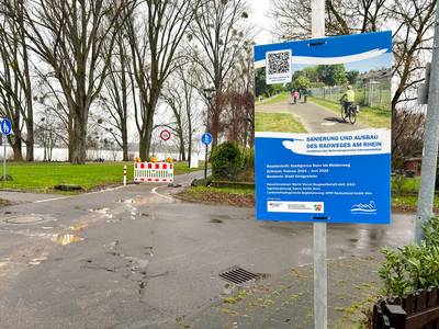 Ein Schild informiert über die Baumaßnahme