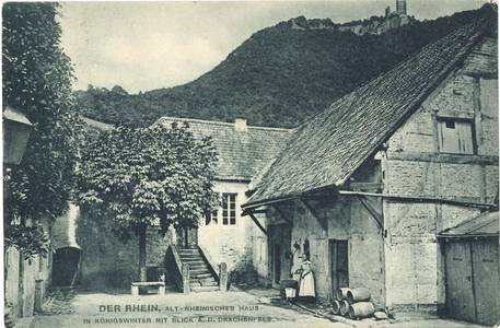 Schwarz-Weiß-Aufnahme mit Bewohnerin des Hofs