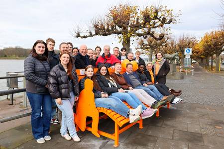 Auf und hinter der Bank stehen und sitzen u.a. Vertreter sowie Schülerinnen und Schüler der Schule, Bürgermeister Lutz Wagner, das Gleichstellungsteam.