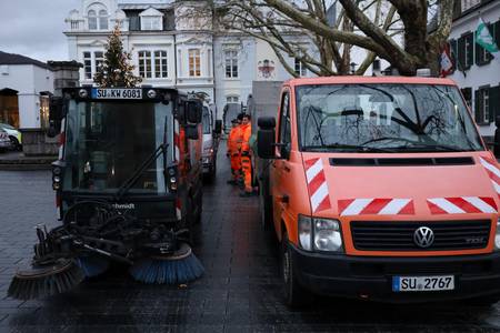 Die Mitarbeiter des Bauhofs starten am Rathaus
