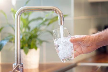 Fließendes Wasser aus einem Wasserhahn