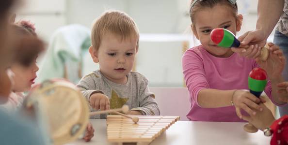 Kleinkinder musizieren