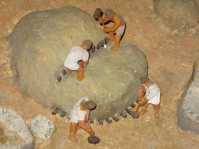Kleine Steinmetzfiguren