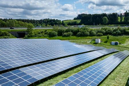 Agri-PV-Anlage neben einer Autobahn