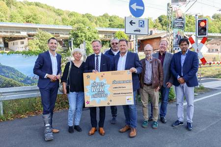 Staatssekretär Daniel Sieveke überreichte den Zuwendungsbescheid an die Stadt Königswinter © Stadt Königswinter f rderbescheidkw gruppenbild quer