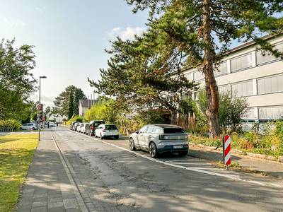 Blick auf die Friedenstraße und die Schule