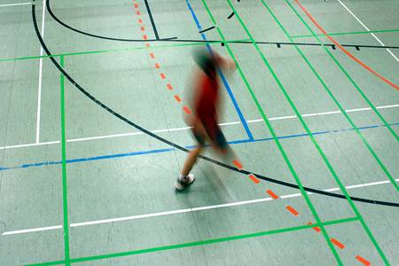 Symbolbild: Hallenboden © Steffen K Gler - stock.adobe.com Sportler in Sporthalle