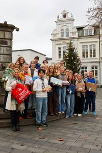 Gruppenbild am Rathausplatz mit den Spender:innen für die Wunschbaumaktion