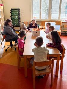 Bürgermeisterin Heike Jüngling zu Besuch in der Kita Merlin © Stadt Königswinter/Pressestelle Die Bürgermeisterin unterhält sich mit den Kita-Kindern