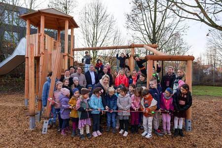 Die Kinder des Beteiligungsprojektes eröffnen offiziell den Spielplatz © Stadt Königswinter/Pressestelle Kinder des Beteiligungsprojektes zusammen mit den städtischen Mitarbeitenden am Spielgerät
