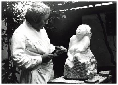 Ernemann Sander (1925–2020) bei der Arbeit an der Marmorskulptur „Sonnenschein“, 1972.