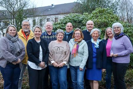 Bürgermeisterin Heike Jüngling (2.v.li) und Mitabeiterinnen des Geschäftsbereiches Soziales und Generationen mit der neugewählten Seniorenvertretung Königswinter
