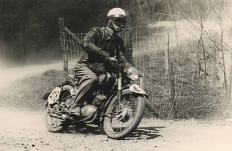 Foto: Hans Müller bei der Westdeutschen Zuverlässigkeitsfahrt 1953 im Siebengebirge