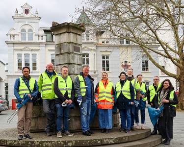Das Frühjahrsputz-Team der Stadt Königswinter © Stadt Königswinter/Pressestelle Das Team der Stadtverwaltung in Warnwestern und mit Zangen und Müllbeuteln vor dem Rathaus
