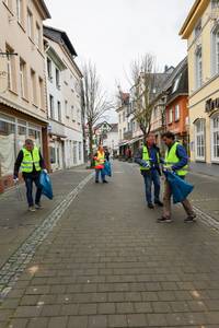 Das Team sammelt in der Fußgängerzone Müll ein © Stadt Königswinter/Pressestelle Fußgängerzone Altstadt