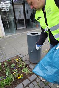 Auch rund um Mülleimer liegen viele Zigaretten © Stadt Königswinter/Pressestelle Auch rund um Mülleimer liegen viele Zigaretten
