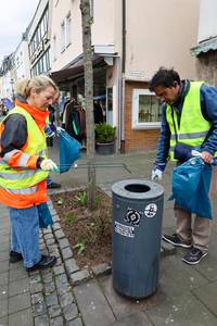 Bürgermeisterin Heike Jüngling und Technischer Beigeordneter Fabiano Pinto bei der Müllsammelaktion © Stadt Königswinter/Pressestelle Bürgermeisterin Heike Jüngling und Technischer Beigeordneter Fabiano Pinto bei der Müllsammelaktion