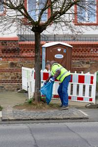 Auch an Sträuchern und Plätzen an der Rheinallee wird Müll gesammelt © Stadt Königswinter/Pressestelle Auch an Sträuchern und Plätzen an der Rheinallee wird Müll gesammelt
