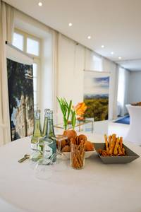 Zum Abschluss gab es einen Ausklang in der Halle Haus Bachem © Stadt Königswinter/Pressestelle Snacks und Getränke bei der Abschlussveranstaltung des Frühjahrsputzes