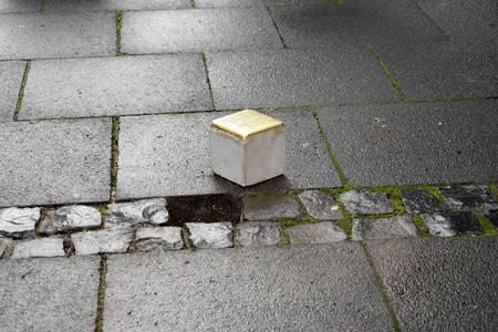 Der Stolperstein vor der Verlegung an der Hauptstraße 380 © Stadt Königswinter Ein einzelner Stolperstein vor der vorbereiteten Verlegestelle