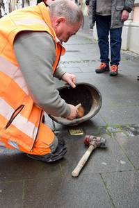 Ein Mitarbeiter des Bauhofs bringt den Stein ins Pflaster ein © Stadt Königswinter Ein Mitarbeiter des Bauhofs bringt den Stein ins Pflaster ein