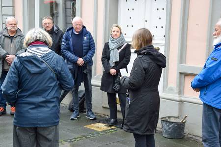 Die Teilnehmenden der Stolpersteinverlegung gedenken der Opfer © Stadt Königswinter Die Teilnehmenden der Stolpersteinverlegung gedenken der Opfer