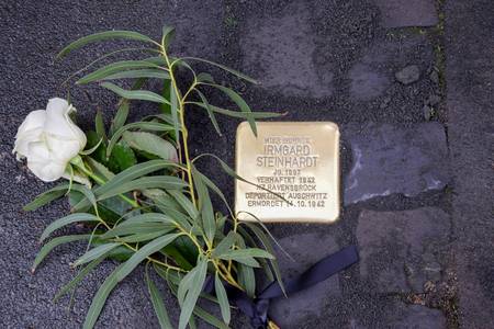 Der Stolperstein für Irmgard Stefanie Steinhardt an der Hauptstraße 380 © Stadt Königswinter Der Stolperstein für Irmgard Stefanie Steinhardt an der Hauptstraße 380