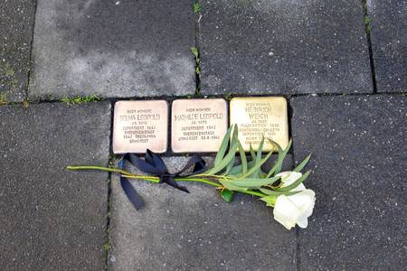 Der Stolperstein für Heinrich Weich an der Grabenstraße 16 © Stadt Königswinter Der Stolperstein für Heinrich Weich an der Grabenstraße 16