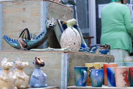 Ein Stand mit Töpfereien am Kunsthandwerkermarkt © Stadt Königswinter Ein Stand mit Töpfereien am Kunsthandwerkermarkt