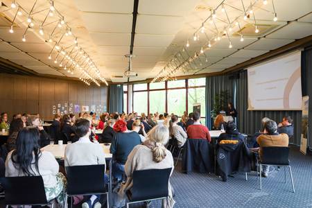 Mit einer großen Auftaktveranstaltung gab die Stadt den Startschuss für das neue „Netzwerk Kinderschutz“. © Stadt Königswinter/Pressestelle Ein vollbesetzter Saal