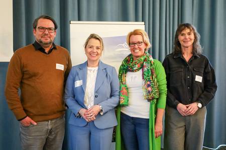 Geschäftsbereichsleiter des städtischen Jugendamtes, Christian Weuthen, Bürgermeisterin Heike Jüngling, Netzwerkkoordinatorin Angela Stang-Schlitt und Annett Volmer vom LVR beim Auftakt des „Netzwerks Kinderschutz“ (v.li.n.re) © Stadt Königswinter/Pressestelle Geschäftsbereichsleiter des städtischen Jugendamtes, Christian Weuthen, Bürgermeisterin Heike Jüngling, Netzwerkkoordinatorin Angela Stang-Schlitt und Annett Volmer vom LVR beim Auftakt des „Netzwerks Kinderschutz“ (v.li.n.re)
