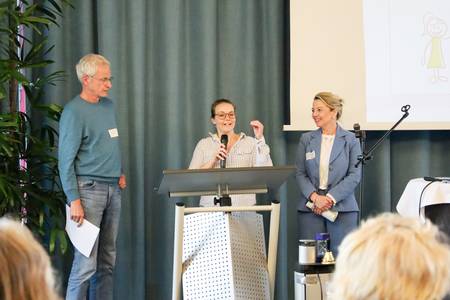 Zwei Vertreter:innen der Hannah-Stiftung gegen sexuelle Gewalt skizzieren ein geplantes theaterpädagogisches Pilotprojekt © Stadt Königswinter/Pressestelle Zwei Vertreter:innen der Hannah-Stiftung gegen sexuelle Gewalt skizzieren ein geplantes theaterpädagogisches Pilotprojekt